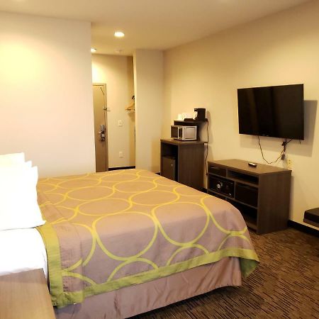 Super 8 By Wyndham St. Louis North Hotel Ngoại thất bức ảnh