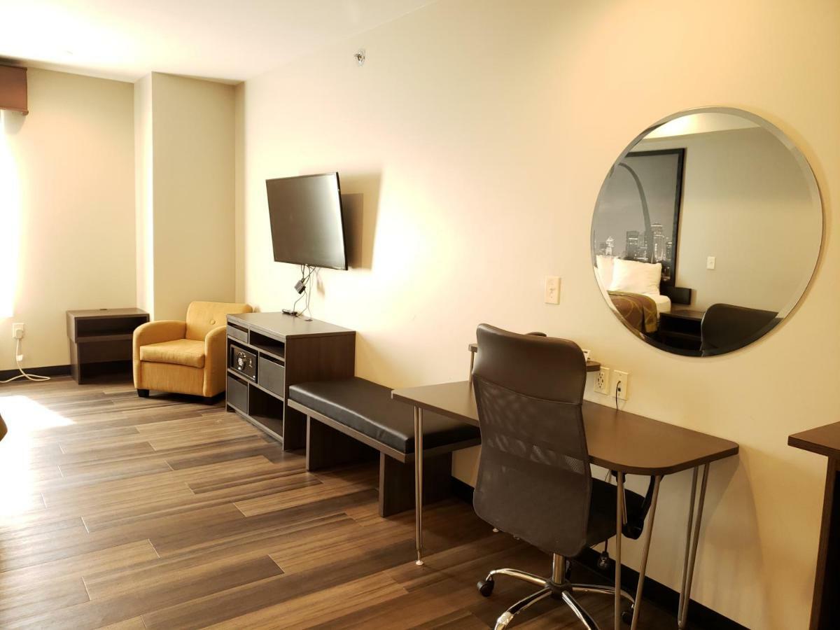 Super 8 By Wyndham St. Louis North Hotel Ngoại thất bức ảnh