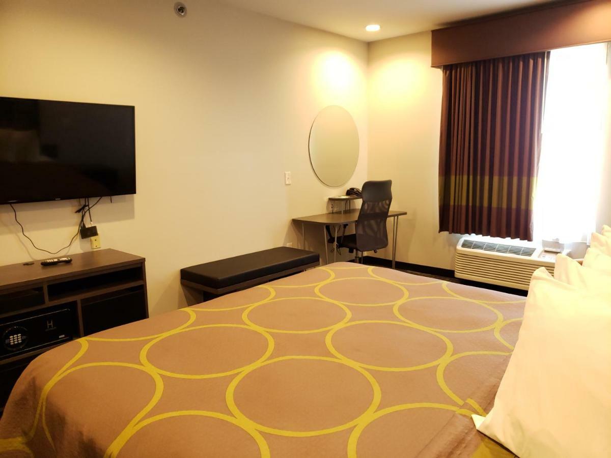 Super 8 By Wyndham St. Louis North Hotel Ngoại thất bức ảnh